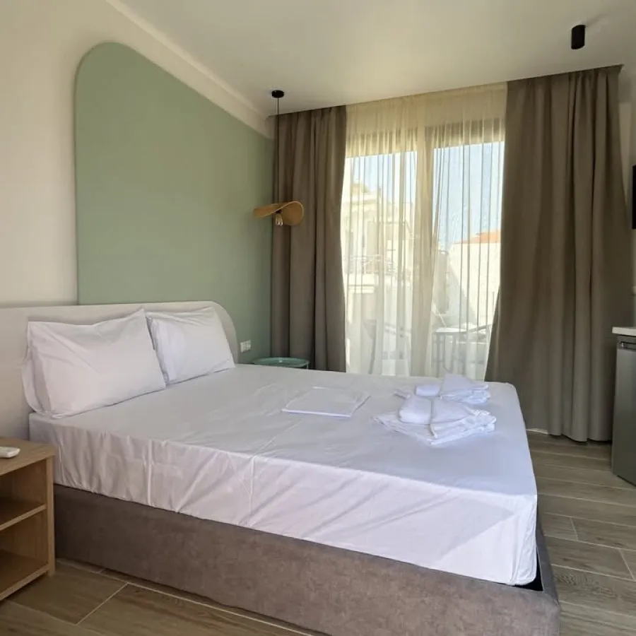 &Delta;ί&kappa;&lambda;&iota;&nu;&omicron; &delta;&omega;&mu;ά&tau;&iota;&omicron; &mu;&epsilon; &delta;&iota;&pi;&lambda;ό &kappa;&rho;&epsilon;&beta;ά&tau;&iota;, &psi;&upsilon;&gamma;&epsilon;ί&omicron; &kappa;&alpha;&iota; &mu;&pi;&alpha;&lambda;&kappa;ό&nu;&iota;